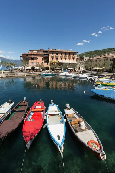 Una fila de barcos pesqueros en el pequeño puerto de Torri del Benaco. Lago Garda. Italia —  Fotos de Stock