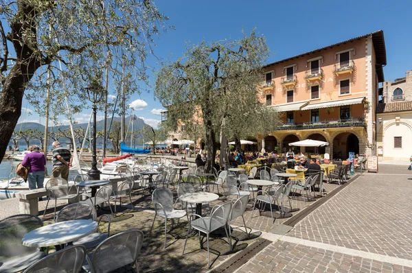 Gardameer met promenade en restaurant in Torri del Benaco, Italië — Stockfoto