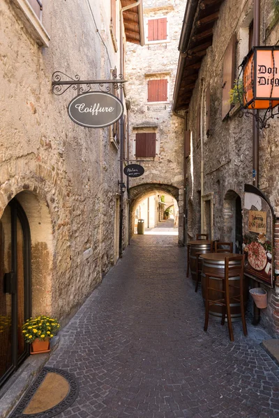 Antigua calle y pintorescas casas de Torri del Benaco. Lago de Garda, Italia —  Fotos de Stock