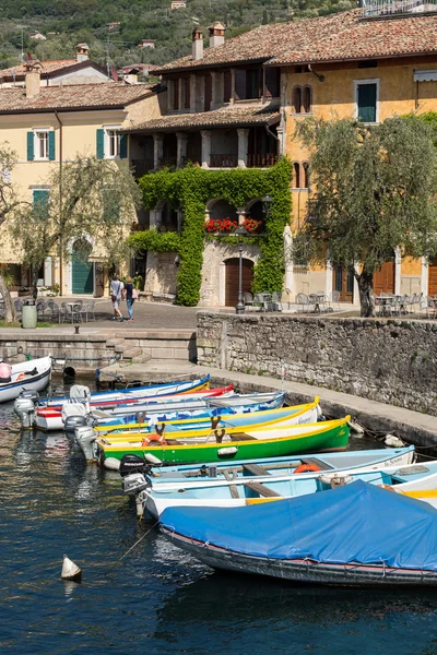 Vissersboten in de kleine haven van Torri del Benaco. Gardameer. Italië — Stockfoto