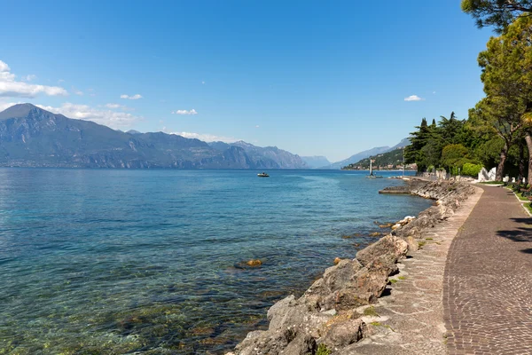 Jezero Garda s promenádou v Torri del Benaco, Itálie — Stock fotografie