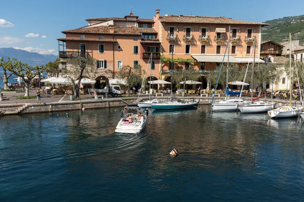 Boten in de kleine haven van Torri del Benaco. Gardameer. Italië — Stockfoto