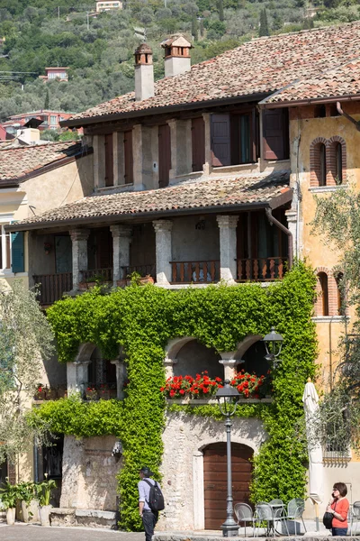 Torri del Benaco na jezeře Lago di Garda v Itálii — Stock fotografie