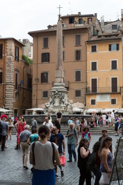 Bir altı metrelik dikili taş ve Pantheon (Fontana del Pantheon) Via Nazionale adlı Çeşmesi... Roma, İtalya