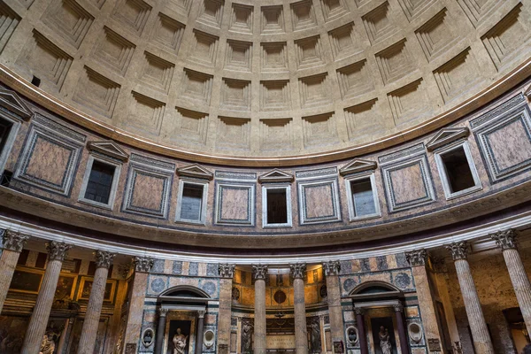 Pantheon in Rome, Italië. Pantheon werd gebouwd als een tempel aan alle de goden van het oude Rome, en herbouwd door de keizer Hadrianus ongeveer 126 Ad. — Stockfoto