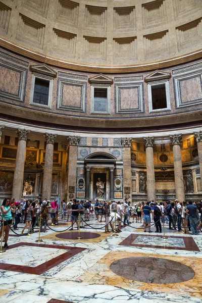 Пантеон в Риме, Италия. Пантеон был построен как храм для всех богов Древнего Рима и восстановлен императором Адрианом около 126 года. . — стоковое фото