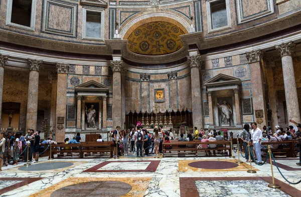 Pantheon v Římě, Itálie. Pantheon byl postaven jako chrám všech bohů starověkého Říma a přestavěn asi 126 Ad císař Hadrián. — Stock fotografie