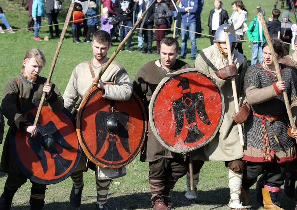 Αγνώστων στοιχείων τους συμμετέχοντες του Rekawka - πολωνική παράδοση, που γιορτάζεται στην Κρακοβία την τρίτη μετά το Πάσχα. Επί του παρόντος έχει το χαρακτήρα του Φεστιβάλ ιστορική ανασυγκρότηση — Φωτογραφία Αρχείου