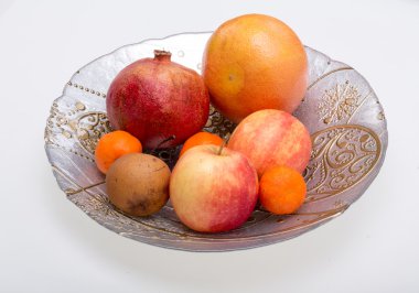 beyaz izole plaka üzerinde taze meyve karışımı