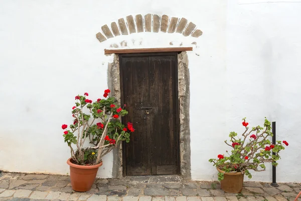 Vecchia porta marrone nel villaggio di Betancuria su Fuerteventura, Isole Canarie, Spagna — Foto Stock