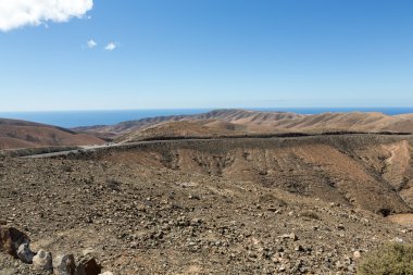 Fuerteventura üzerinde güzel volkanik dağlar. Kanarya Adaları. 