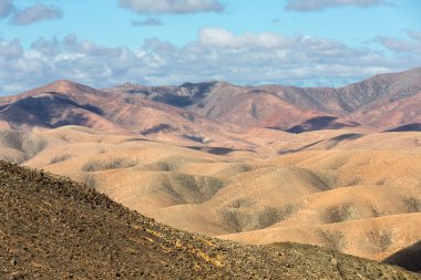 Fuerteventura üzerinde güzel volkanik dağlar. Kanarya Adaları