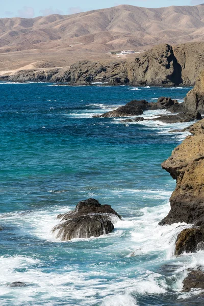Costa rocosa cerca del pueblo de La Pared en la parte suroeste de Fuerteventura. Islas Canarias, España — Foto de Stock