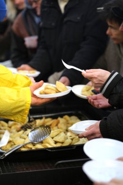 Yoksul ve evsiz Cracow Merkezi piyasada için Noel arifesi. Her yıl grup Kosciuszko Polonya açık havada büyük eve hazırlar.