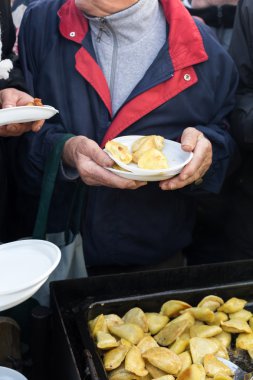 Yoksul ve evsiz Cracow Merkezi piyasada için Noel arifesi. Her yıl grup Kosciuszko Polonya açık havada büyük eve hazırlar.