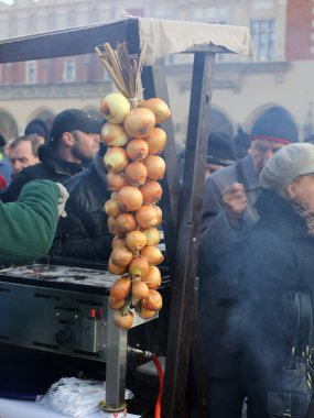 Yoksul ve evsiz Cracow Merkezi piyasada için Noel arifesi. Her yıl grup Kosciuszko Polonya açık havada büyük eve hazırlar.