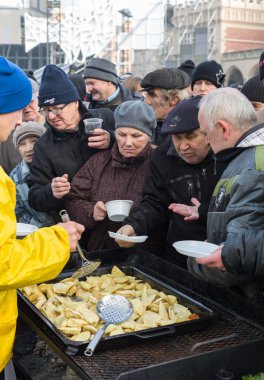 Yoksul ve evsiz Cracow Merkezi piyasada için Noel arifesi. Her yıl grup Kosciuszko Polonya açık havada büyük eve hazırlar.