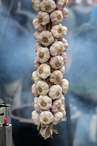 Stelletje knoflook opknoping op een boerenmarkt — Stockfoto