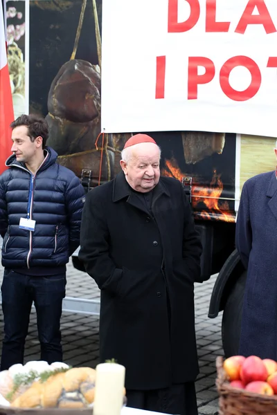 Cardinal Stanislaw Dziwisz during Christmas Eve for poor and homeless on the Central Market in Cracow. — Stock Photo, Image