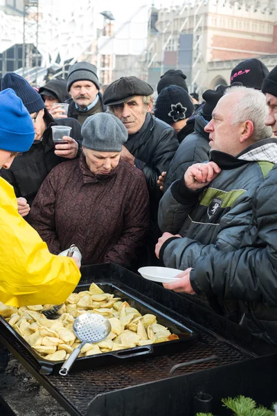 Παραμονή Χριστουγέννων για φτωχούς και άστεγους στην κεντρική αγορά στην Κρακοβία. Κάθε χρόνο η ομάδα Kosciuszko ετοιμάζει την μεγαλύτερη παραμονή στο ύπαιθρο στην Πολωνία — Φωτογραφία Αρχείου