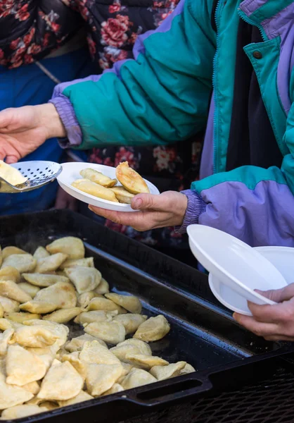 貧しい人々とホームレスのための暖かい食べ物 — ストック写真