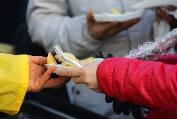 Comida quente para os pobres e desabrigados — Fotografia de Stock