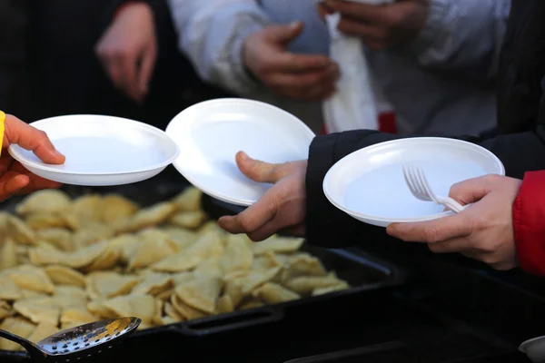 Comida quente para os pobres e desabrigados — Fotografia de Stock