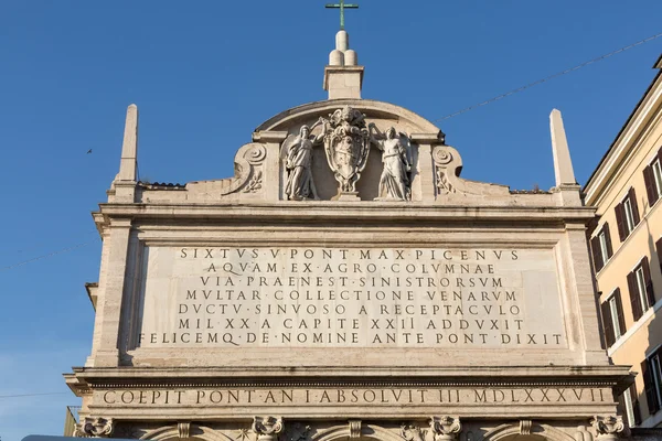 Fachada de la fuente de Moisés en Roma, Italia — Foto de Stock