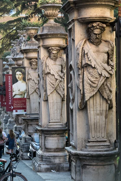 Einzäunung des Palazzo Barberini (galleria nazionale d 'arte antica) mit Säulen mit dem Bild atlantes, rom, italien. — Stockfoto