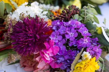 el yapımı güzel buketler çiçek ve otlar