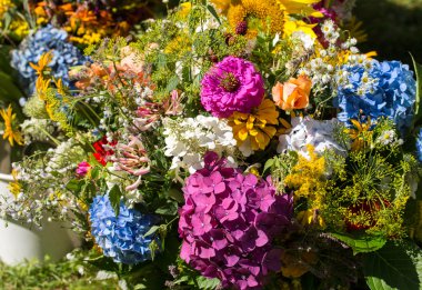 el yapımı güzel buketler çiçek ve otlar