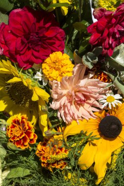 el yapımı güzel buketler çiçek ve otlar