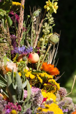 el yapımı güzel buketler çiçek ve otlar