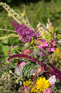 el yapımı güzel buketler çiçek ve otlar