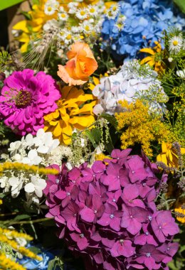 el yapımı güzel buketler çiçek ve otlar