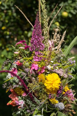 el yapımı güzel buketler çiçek ve otlar