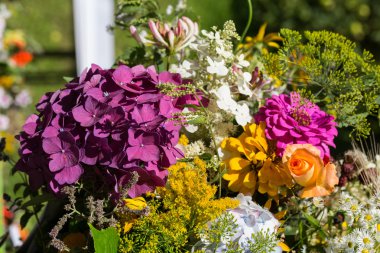 el yapımı güzel buketler çiçek ve otlar