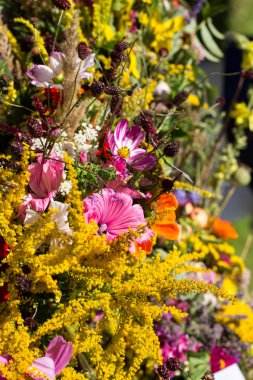 el yapımı güzel buketler çiçek ve otlar