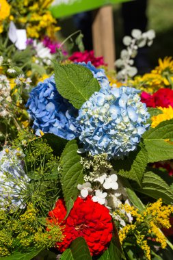 el yapımı güzel buketler çiçek ve otlar