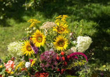 el yapımı güzel buketler çiçek ve otlar