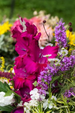 el yapımı güzel buketler çiçek ve otlar