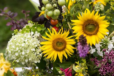 el yapımı güzel buketler çiçek ve otlar