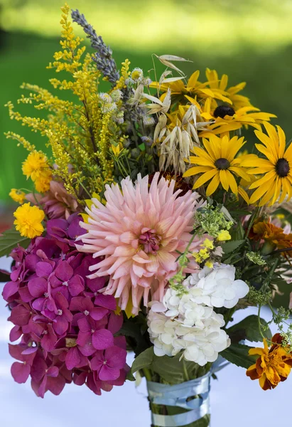 Belos buquês feitos à mão de flores e ervas — Fotografia de Stock