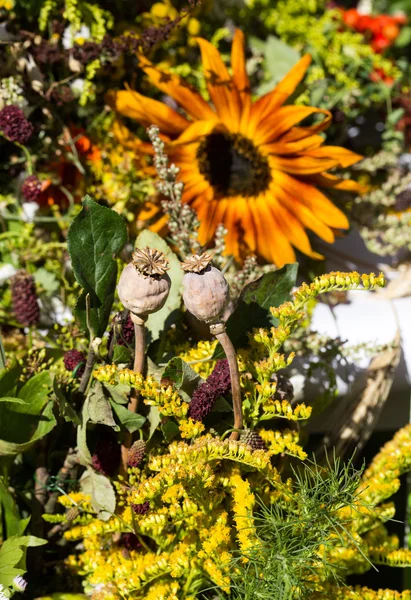 Mazzi di fiori fatti a mano da fiori ed erbe — Foto Stock