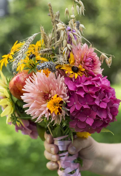 Handgefertigte schöne Sträuße aus Blumen und Kräutern — Stockfoto