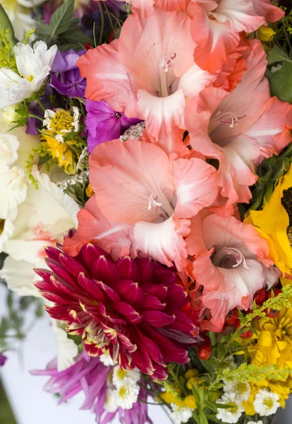 Beaux bouquets faits à la main de fleurs et d'herbes — Photo