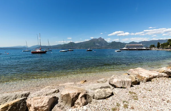 Oever van het Gardameer in het dorp van Torri del Benaco — Stockfoto