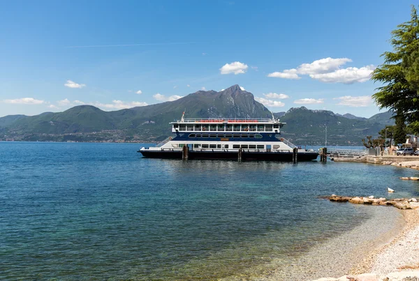 Ferry boot op het Gardameer. Gardameer is één van de meest bezochte toeristische regio's van Italië. — Stockfoto