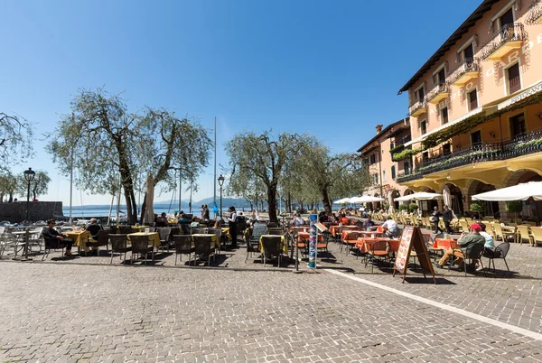 Lago de Garda con paseo marítimo y restaurante en Torri del Benaco — Foto de Stock