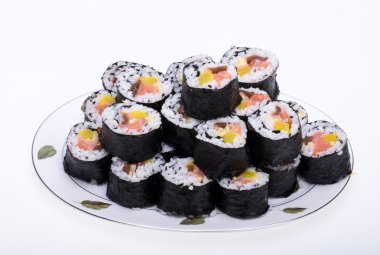  Suşi taze maki izole üzerinde beyaz arka plan rulo